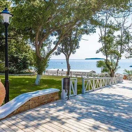 Apart-hotel In Sunny Island Complex Chernomorets