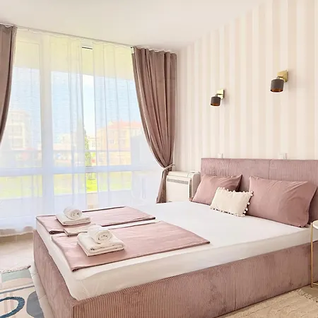 In Sunny Island Complex Aparthotel Chernomorets